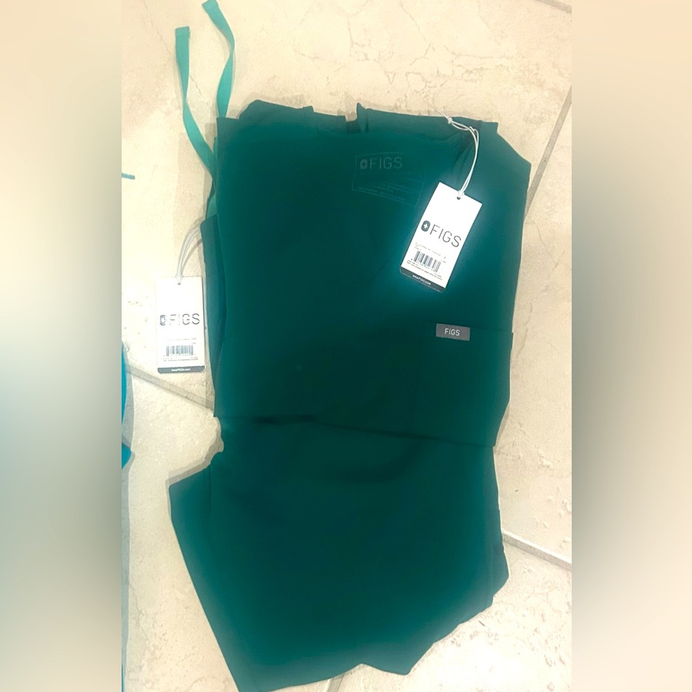 fig scrub set. NWT. Katrina top regular small + Zamora pants xs petite. Green